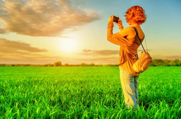 Ung Kvinna Fotograferar Solnedgång Smartphone Fältet Ryskt Landskap Grunt Dof — Stockfoto