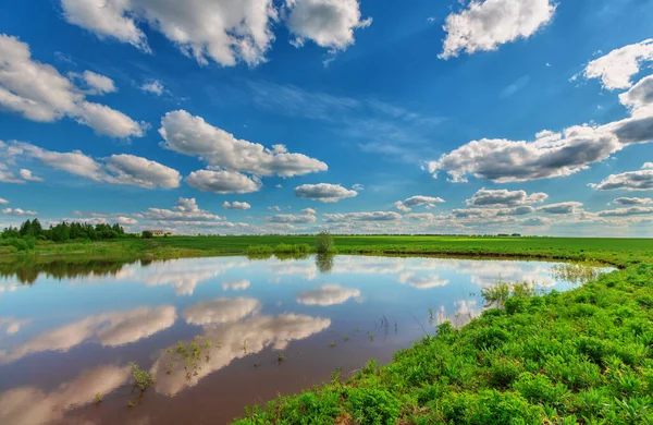 Spiegelglatter Teich Unter Blauem Bewölkten Himmel Sommertagen Russische Landschaft — Stockfoto