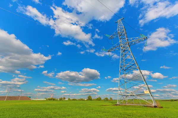 Ligne Haute Tension Sur Fond Ciel Nuageux Bleu — Photo