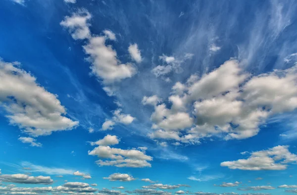 Mavi Gökyüzünde Beyaz Kümülüs Tüylü Bulutların Manzarası — Stok fotoğraf