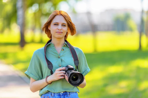 Vrouwelijke Fotograaf Loopt Met Camera Het Zomerpark Ondiepe Dof — Stockfoto