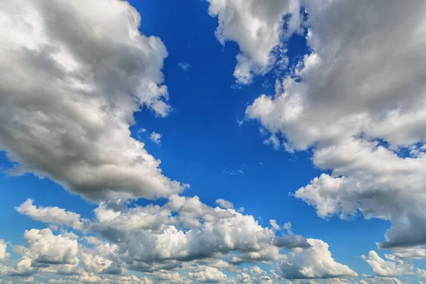 Mavi Gökyüzünde Beyaz Kümülüs Bulutlarının Görüntüsü — Stok fotoğraf
