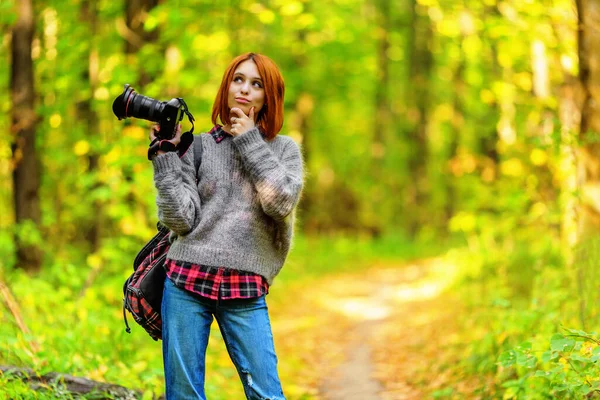 Wistful Vrouw Fotograaf Herfst Bos Ondiepe Dof — Stockfoto