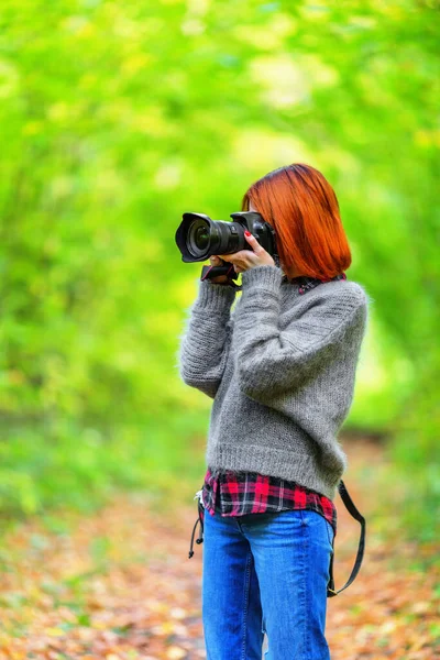 Női Fotós Lövöldözik Őszi Erdőben Sekély Dof — Stock Fotó