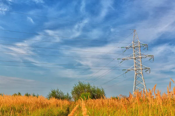 Högspänningsledning Bakgrund Blå Molnig Himmel — Stockfoto