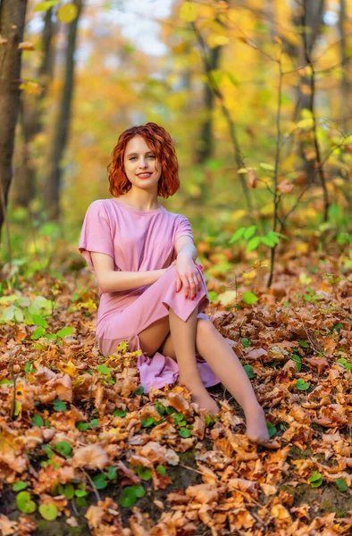 Mulher Vestido Rosa Sentado Chão Floresta Outono Dof Rasa — Fotografia de Stock