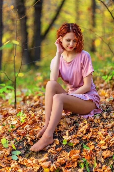 Vrouw Roze Jurk Zittend Grond Het Herfstbos Ondiepe Dof — Stockfoto