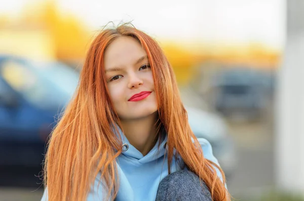 Smiling Teen Girl Hoodie Looking Camera Shallow Dof — Stock Photo, Image