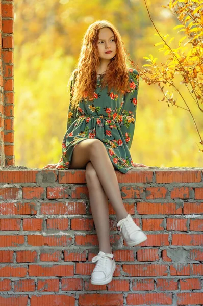 Menina Adolescente Vestido Sentado Alvenaria Lugar Abandonado Dof Rasa — Fotografia de Stock