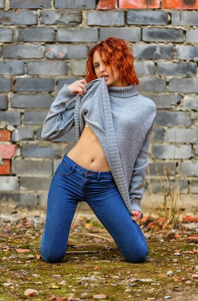 Playful Woman Jersey Kneeling Background Brickwall Shallow Dof — Stock Photo, Image