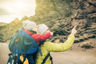Süper anne bebek çocuk ile sırt çantasında taşıyordu. Çocuk annesiyle macera dağlarda Aile gezisi hiking. Sırtında, hafta sonu seyahat Tenerife, İspanya tatil yolculuk bebek ile yapılan.