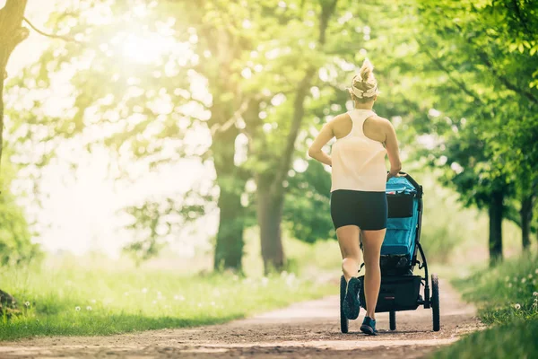 Kadın Parkta Bebek Arabası Zevk Yaz Günü Ile Çalışıyor Jogging — Stok fotoğraf