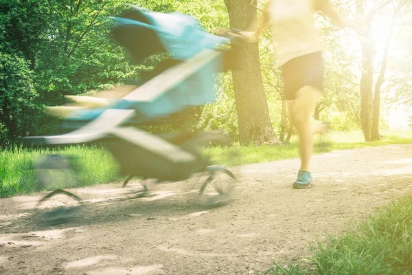 Systemem Kobieta Baby Wózek Korzystających Lato Parku Jogging Lub Odgarnianie — Zdjęcie stockowe