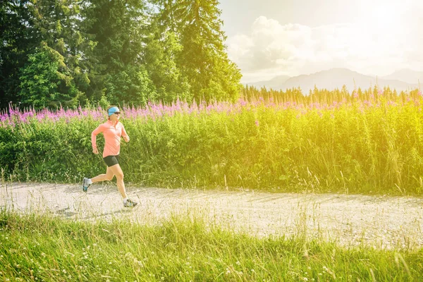 Ung Kvinna Körs Bergen Solig Sommardag Kvinnliga Idrottare Trail Löpare — Stockfoto