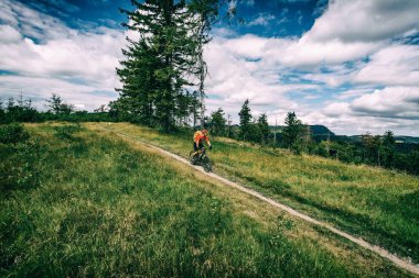 Dağ bisikleti ilham verici dağlar manzara yaz aylarında Bisiklete binmek üzerinde adam. Binici Bisiklet Mtb enduro iz yolu üzerinde. Spor fitness motivasyon ve ilham. Binici Mountainbiker yaz ormanda.