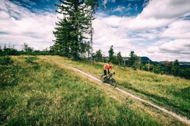 Dağ bisikleti adamı yaz ilham verici manzara üzerinde bisiklete binmek. Bikepacking, Enduro yolda Bisiklete binme. Spor fitness motivasyon ve ilham. MTB binici Mountainbiker yaz ormanda.