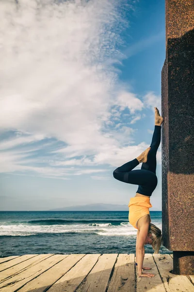 Žena Meditace Jóga Představuje Výhledem Oceán Pláž Dřevěný Chodník Motivace — Stock fotografie