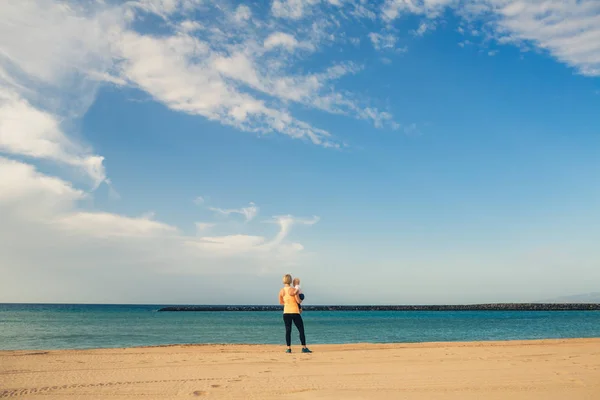 Mãe Com Bebê Rapaz Gosta Nascer Sol Uma Praia Caminhando — Fotografia de Stock