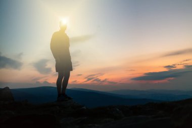 Adam dağ tepe on Sunset kutluyor. Bakarak görünümü ilham verici. Atlet, uzun yürüyüşe çıkan kimse ya da dağcı dağın zirveye ulaştığı trail, kayalık izinde Karkonosze, Polonya ilham verici manzara keyfini çıkarın