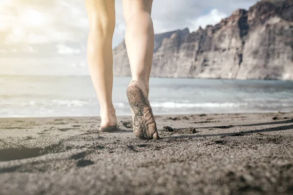 ビーチ 夏のインスピレーションの上を歩いて裸足の女性 女性裸足砂海岸と海 感動の風景 カナリア諸島のテネリフェ島 スペインのジョギングやランニング ウォーキング — ストック写真