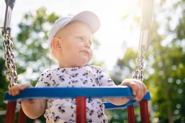 Bambino Che Gioca Nell Area Giochi Ritratto Bambino Sorridente Che — Foto Stock