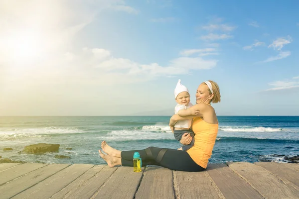 Menino Brincando Com Mãe Praia Dia Verão Supermom Com Filho — Fotografia de Stock