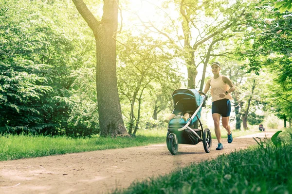 Kadın Parkta Bebek Arabası Zevk Yaz Günü Ile Çalışıyor Jogging — Stok fotoğraf