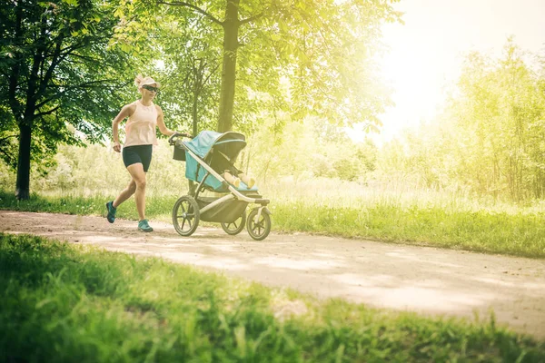 Mujer Corriendo Con Cochecito Bebé Disfrutando Del Día Verano Parque — Foto de Stock