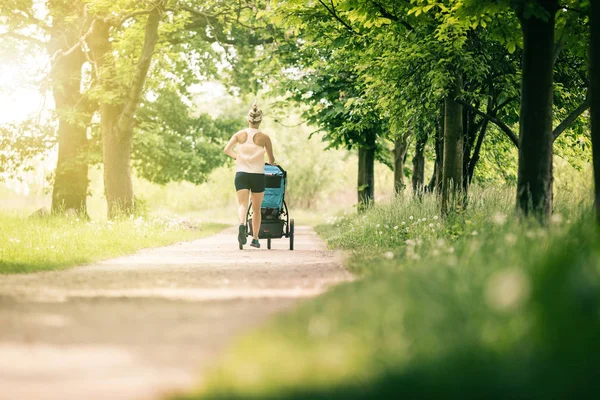 Běží Žena Baby Kočárek Těší Letní Den Parku Jogging Nebo — Stock fotografie