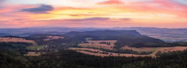Gün batımı panorama, yatay, yeşil orman ve güzel ilham verici Table Mountains. Akşam gökyüzü turuncu güneşin ve bulutların, Polonya Avrupa.