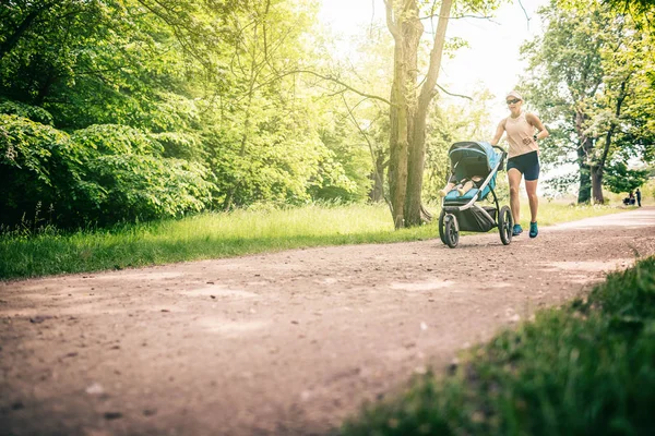 Mujer Corriendo Con Cochecito Bebé Disfrutando Del Día Verano Parque — Foto de Stock