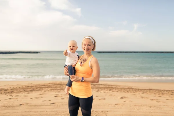 Mãe Com Bebê Rapaz Gosta Nascer Sol Uma Praia Caminhando — Fotografia de Stock