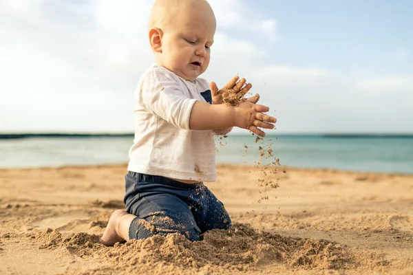 Menino Brincando Uma Praia Criança Sentada Andando Areia Bela Praia — Fotografia de Stock