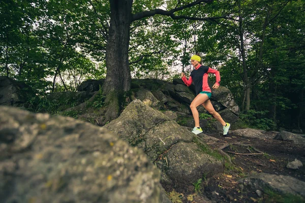 Trail Running Girl Green Forest Treinamento Esportivo Resistência Corredor Feminino — Fotografia de Stock