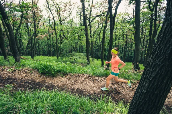 在山和森林中奔跑的年轻女子小径 耐力运动在鼓舞人心的阳光森林景观 女性赛跑者户外工作自然 鼓舞人心的夕阳 — 图库照片