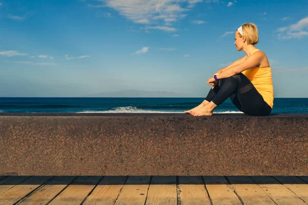 Kadın Meditasyon Yoga Poz Okyanus Manzarası Plaj Tahta Kaldırım Motivasyon — Stok fotoğraf