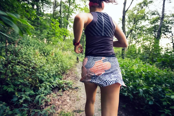 Trail Atletische Vrouw Uitgevoerd Groene Bossen Sport Inspiratie Motivatie Vrouwelijke — Stockfoto