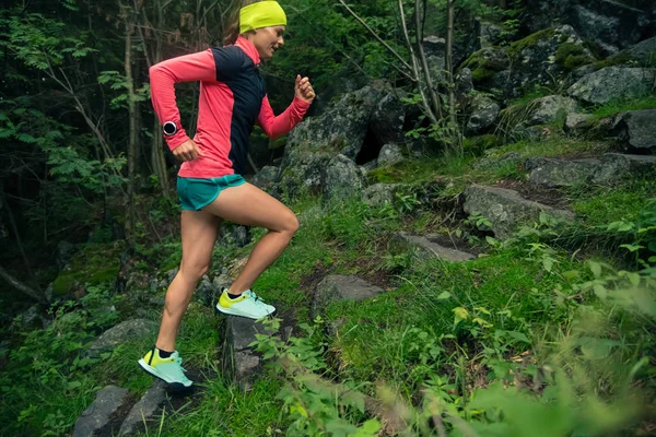 在绿色森林的石头台阶上运行的女孩的踪迹 耐力运动训练 女子越野赛跑运动员越野跑 自然户外运动与健身概念 — 图库照片