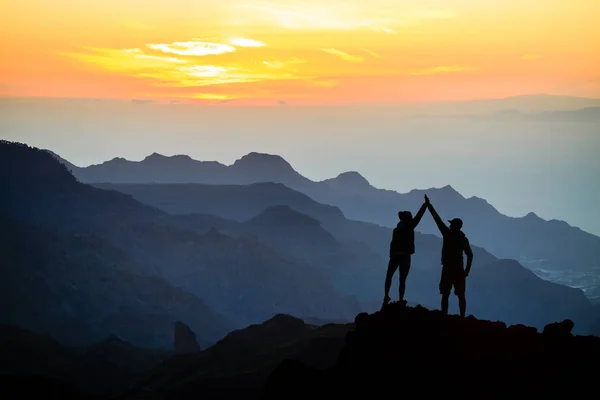 Teamwork Paar Helpende Hand Help Vertrouwen Succes Bergen Silhouet Team — Stockfoto