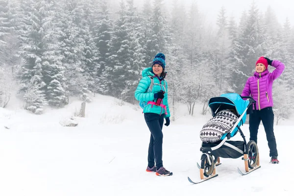 Szczęśliwa Rodzina Górach Matka Wózek Korzystających Macierzyństwo Zimowym Lesie Koleżanki — Zdjęcie stockowe