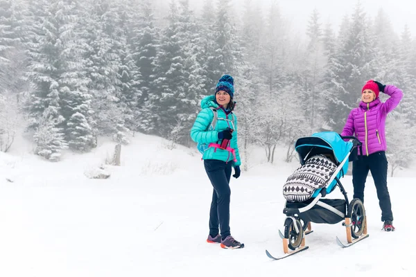 Gelukkige Familie Bergen Moeder Met Baby Wandelwagen Genieten Van Moederschap — Stockfoto