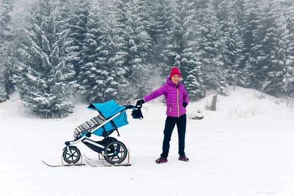 Mère Active Avec Poussette Bébé Profitant Maternité Dans Forêt Hiver — Photo