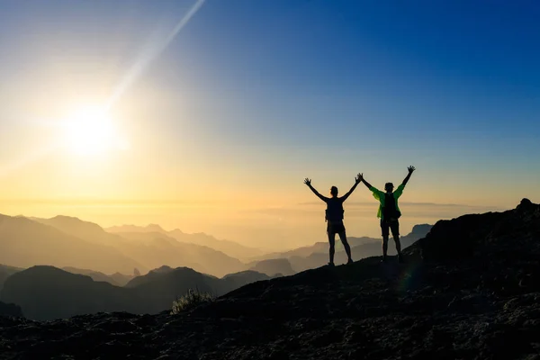 Pareja Excursionistas Éxito Confianza Las Montañas Lograr Con Los Brazos — Foto de Stock