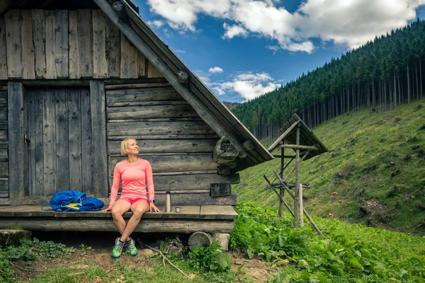Mujer Joven Camping Excursionista Mirando Hermosas Vistas Las Montañas Tatra —  Fotos de Stock