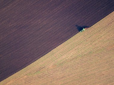 Ülke iş kavramı bir kırsal bir alanda çiftçilik traktör hava fotoğrafı. Sonbahar mevsiminde çiftçilik, dron vurdu.