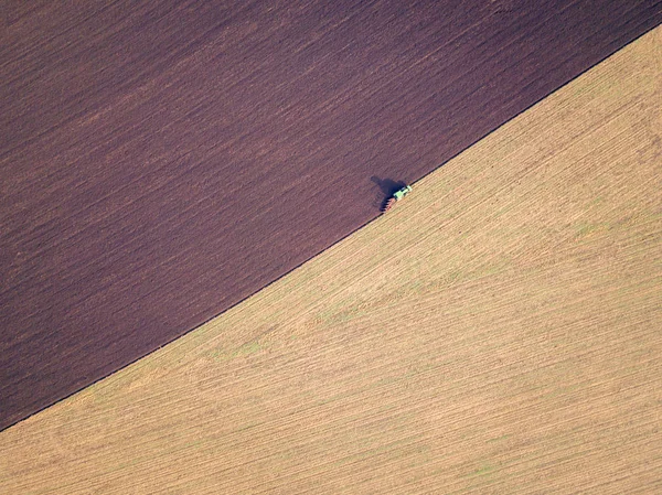 Letecký Snímek Traktoru Orání Pole Krajině Rozmazaného Pohybu Zaměřením Traktoru — Stock fotografie