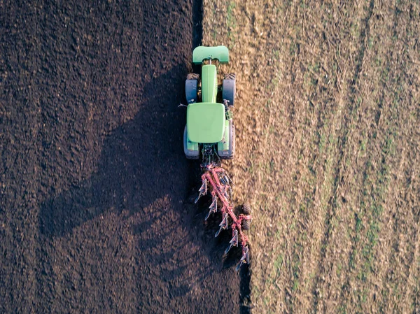 Légifotó Traktor Szántás Egy Egy Vidéki Területen Homályos Jelet Val — Stock Fotó