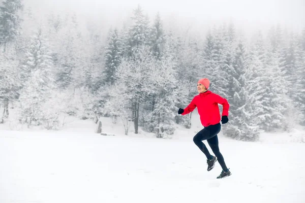 Щаслива Дівчина Біжить Снігу Зимових Горах Спорт Натхнення Фітнесу Мотивація Ліцензійні Стокові Зображення