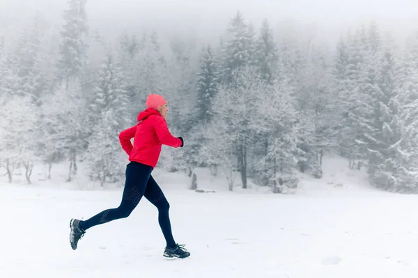 Chica Feliz Corriendo Nieve Las Montañas Invierno Deporte Inspiración Fitness —  Fotos de Stock