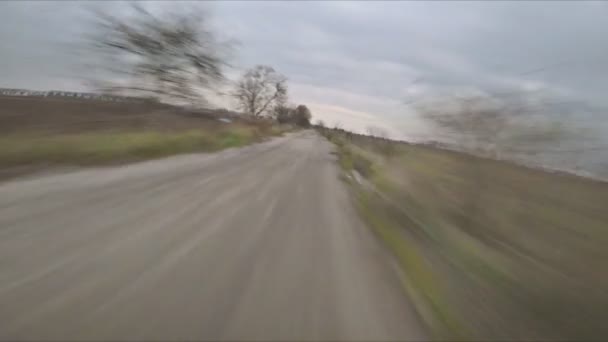 低空飞行 快速飞越乡村道路双轨制 无人机视角运动模糊 肮脏潮湿的道路 空中画面 与戈普罗英雄5黑色射击 — 图库视频影像